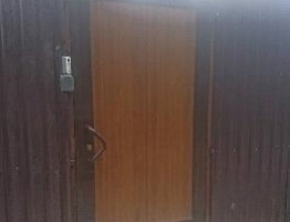  Коричневые распашные ворота с калиткой в частный дом